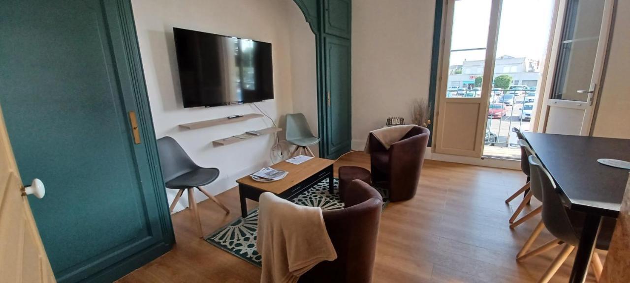 Le Logis De La Place Туар Екстер'єр фото